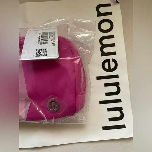 NEW & IMPROVED SONIC PINK Lululemon Everywhere Belt Bag White Wordmark - Picture 3 of 11